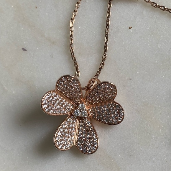 𝅺rose gold plated micropavé flower necklace - Picture 3 of 11